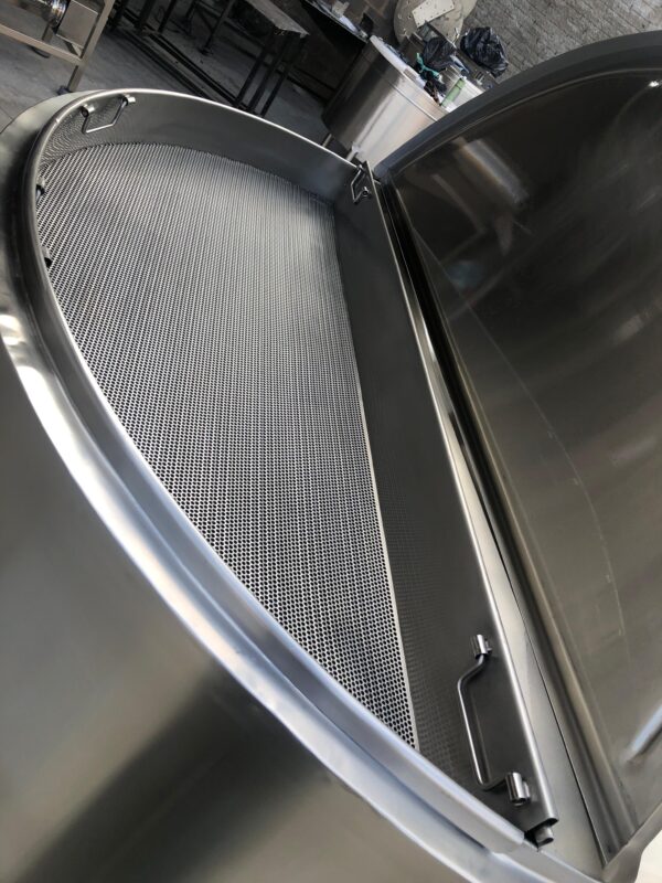 Tanque em aço inox com tela para filtragem